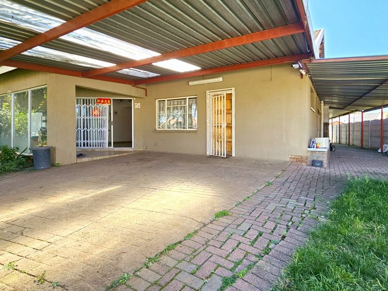 A solid home with a pool in Falcon Ridge. - Photo 3