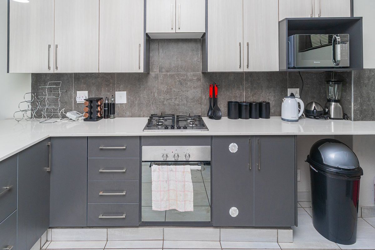 Modern First-Floor Apartment with Exceptional Convenience - Photo 5