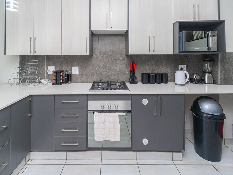 Modern First-Floor Apartment with Exceptional Convenience - Photo 5