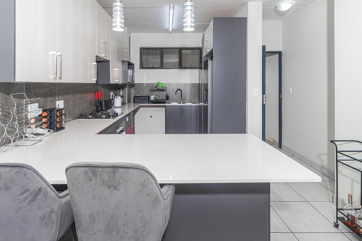 Modern First-Floor Apartment with Exceptional Convenience - Photo 3