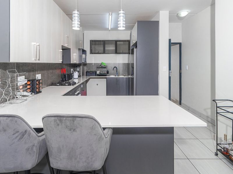 Modern First-Floor Apartment with Exceptional Convenience - Photo 3