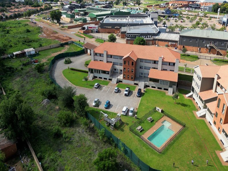 Modern First-Floor Apartment with Exceptional Convenience - Photo 2