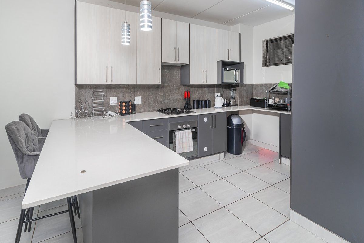 Modern First-Floor Apartment with Exceptional Convenience - Photo 4