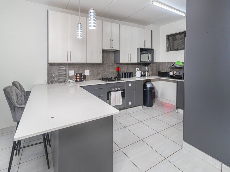 Modern First-Floor Apartment with Exceptional Convenience - Photo 4