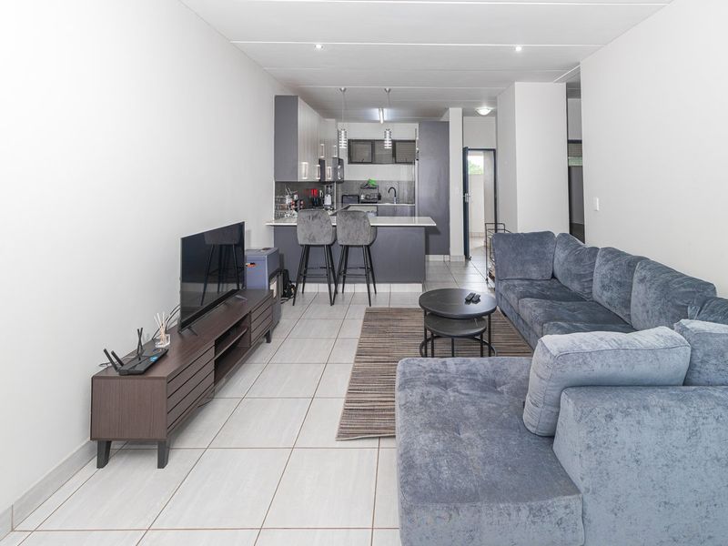 Modern First-Floor Apartment with Exceptional Convenience - Photo 10