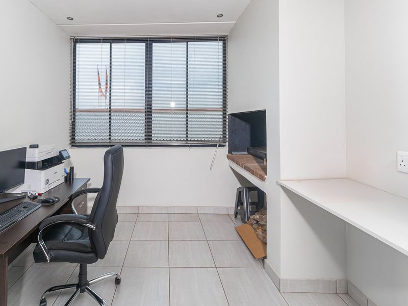 Modern First-Floor Apartment with Exceptional Convenience - Photo 9