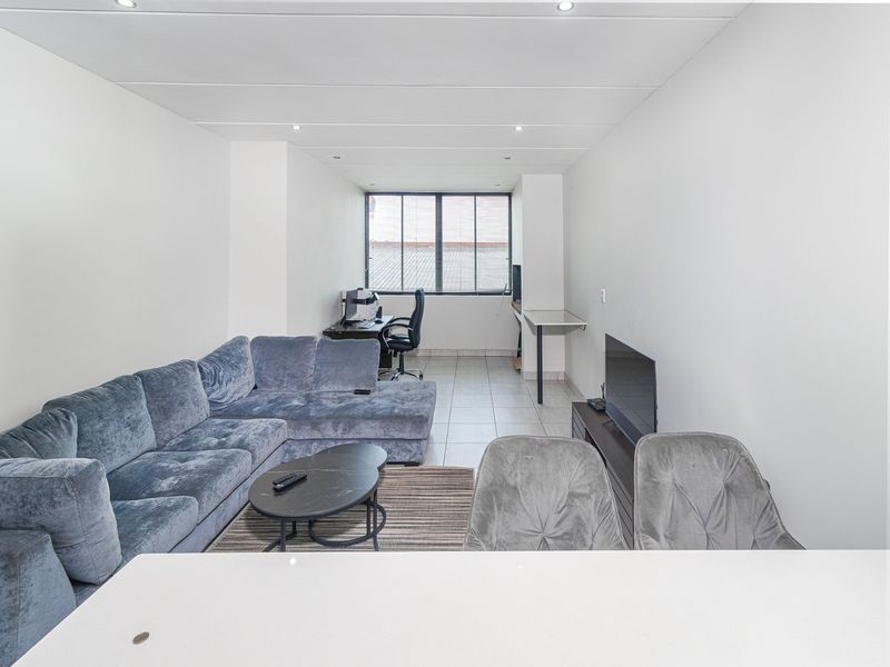 Modern First-Floor Apartment with Exceptional Convenience - Photo 7