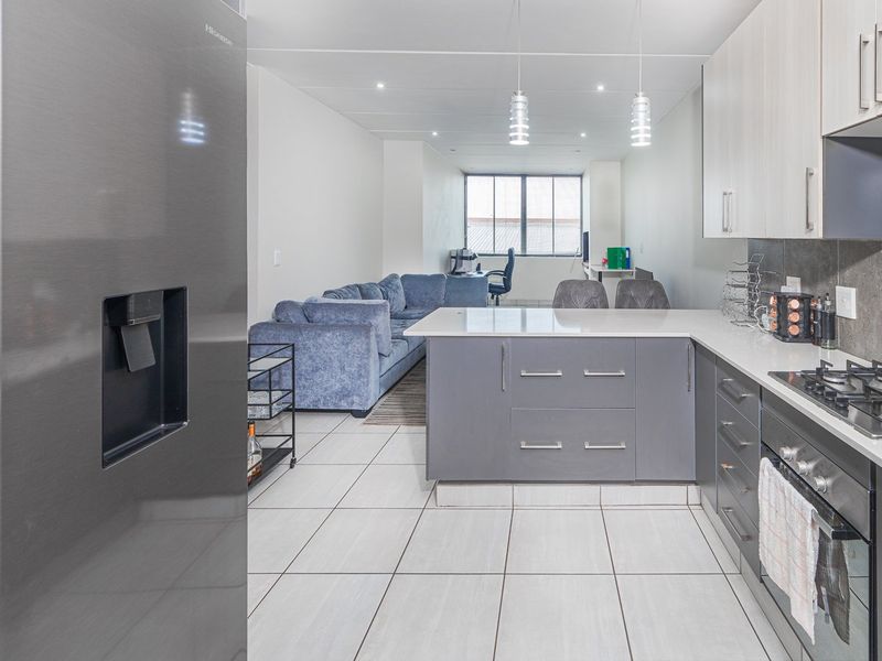 Modern First-Floor Apartment with Exceptional Convenience - Photo 6