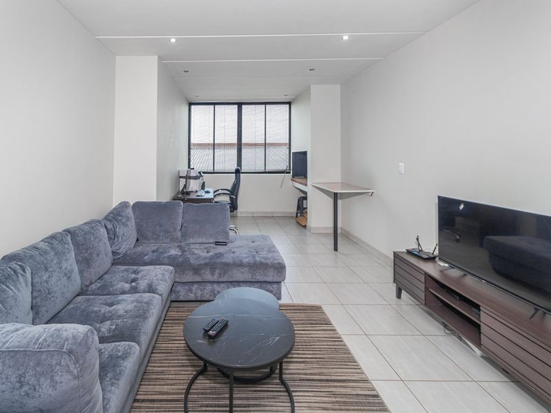 Modern First-Floor Apartment with Exceptional Convenience - Photo 8