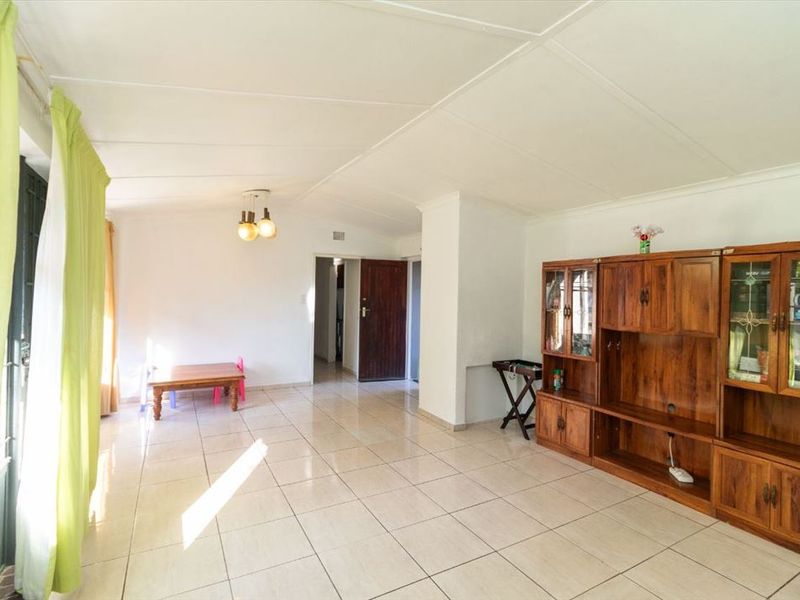 Spacious Family Home with Extras - Photo 2