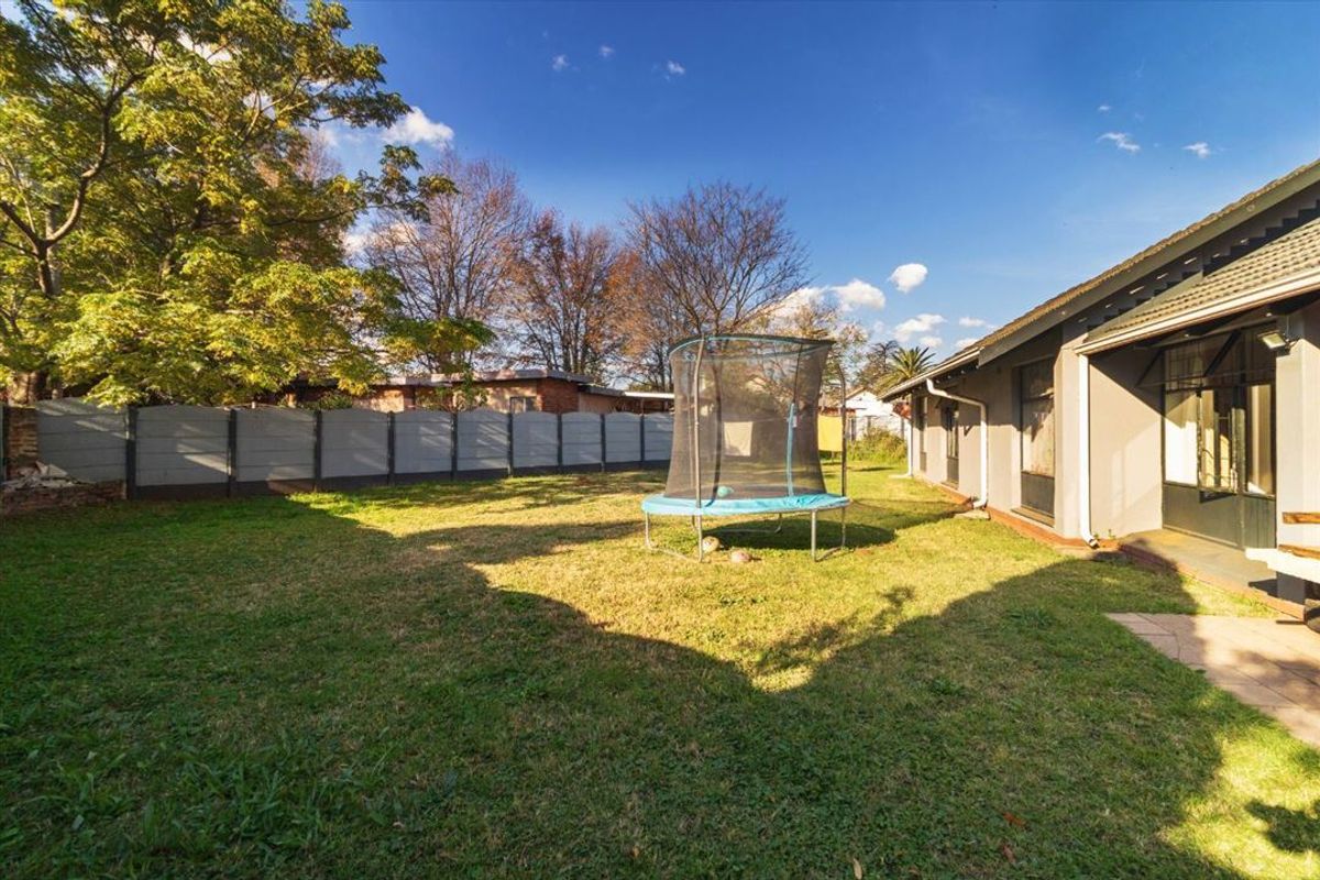 Spacious Family Home with Extras - Photo 3