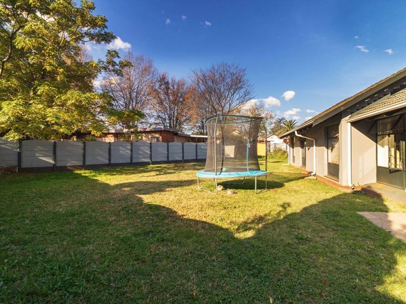 Spacious Family Home with Extras - Photo 3