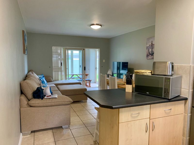 Secure Coastal Rental in Diaz Strand, Fully Furnished Ground-Floor Apartment - Photo 8
