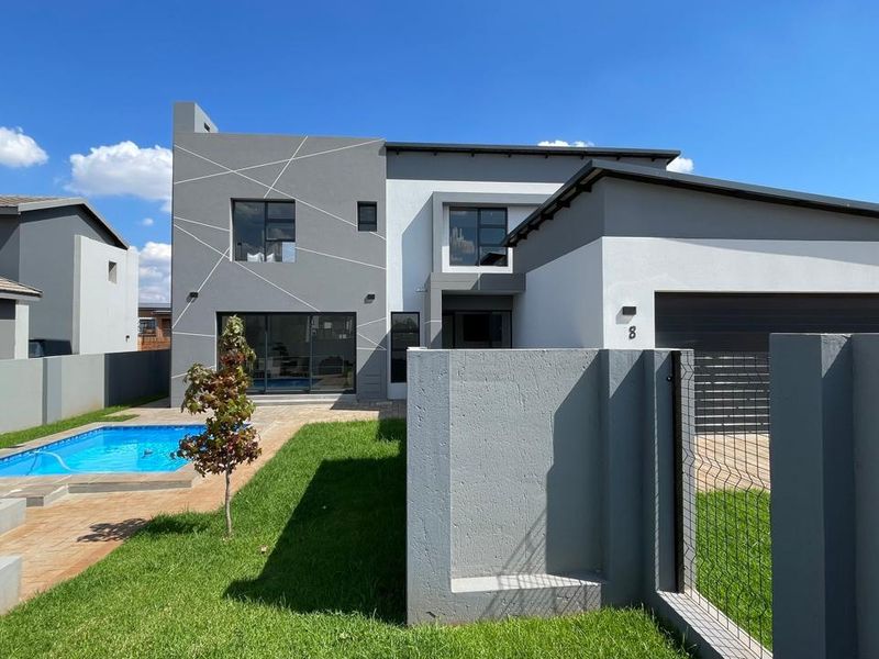Newly Built Contemporary 4 Bedroom Family Home | Pool & Boma | Staff Quarters   - Photo 1