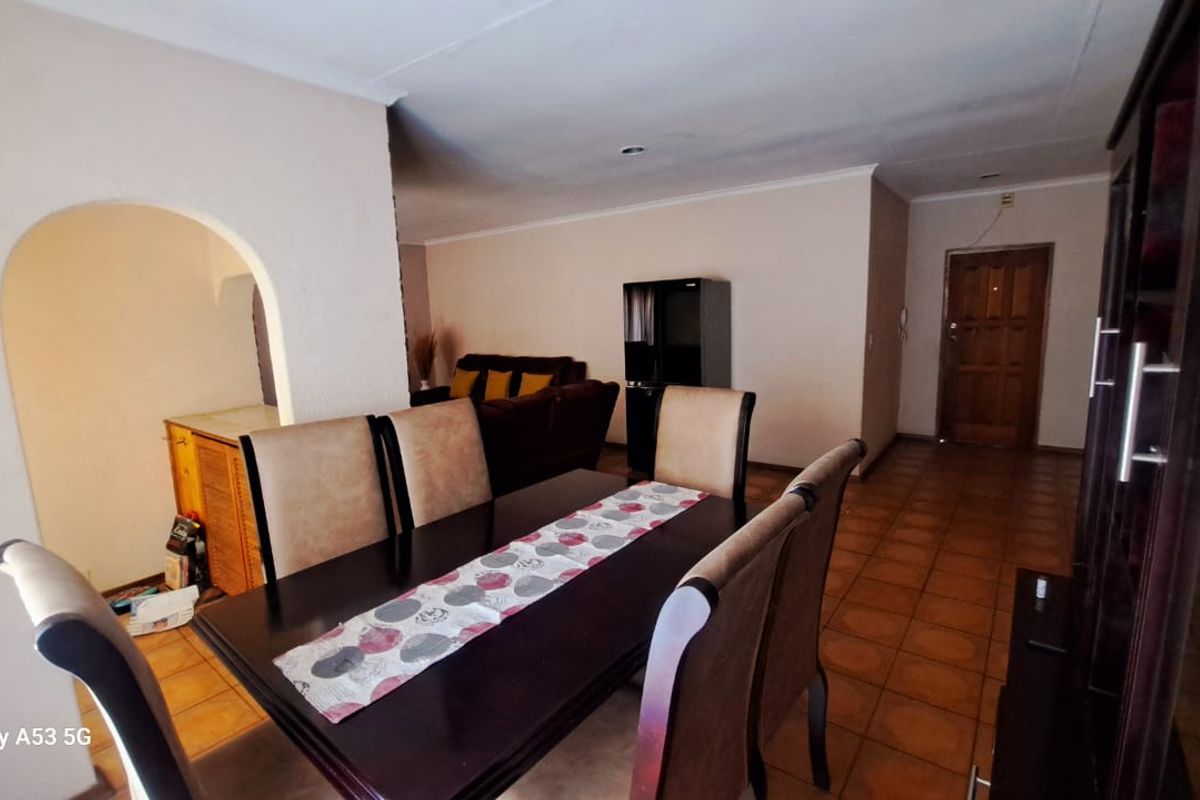 Lovely 3-Bedroom Simplex for Sale - Photo 4