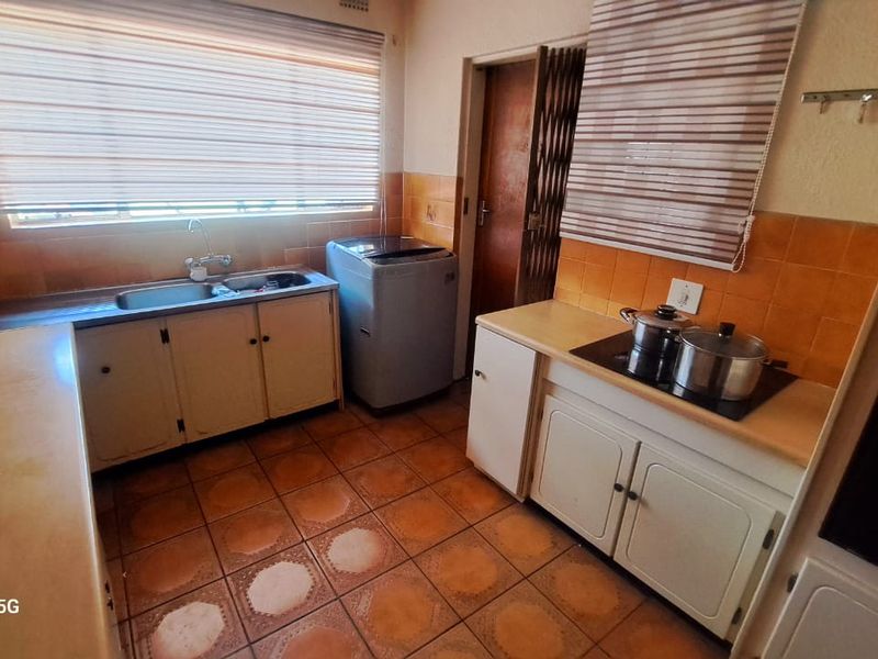 Lovely 3-Bedroom Simplex for Sale - Photo 6