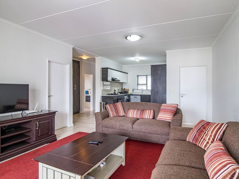 Immaculate 2 bedroom apartment for sale in Greenstone Hill - Photo 4