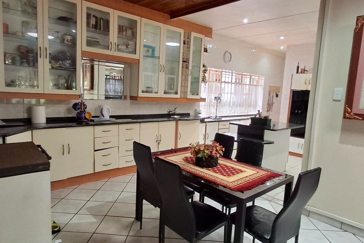 HOUSE WITH FLAT FOR SALE PRETORIA GARDENS - Photo 3
