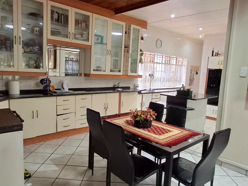 HOUSE WITH FLAT FOR SALE PRETORIA GARDENS - Photo 3