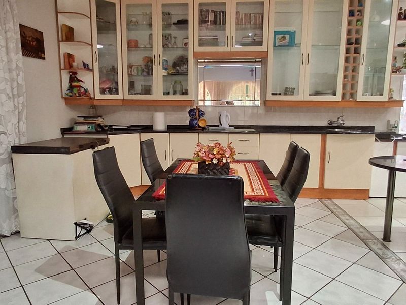 HOUSE WITH FLAT FOR SALE PRETORIA GARDENS - Photo 10