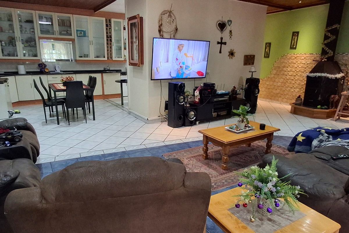 HOUSE WITH FLAT FOR SALE PRETORIA GARDENS - Photo 2