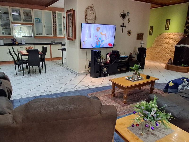 HOUSE WITH FLAT FOR SALE PRETORIA GARDENS - Photo 2