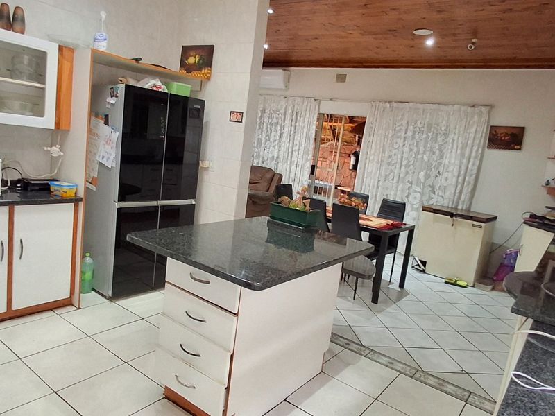 HOUSE WITH FLAT FOR SALE PRETORIA GARDENS - Photo 9