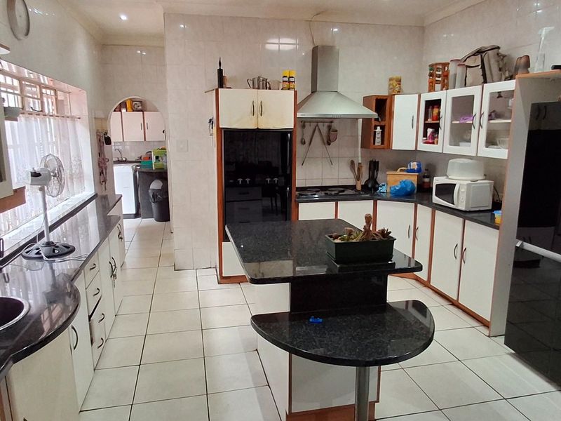 HOUSE WITH FLAT FOR SALE PRETORIA GARDENS - Photo 8