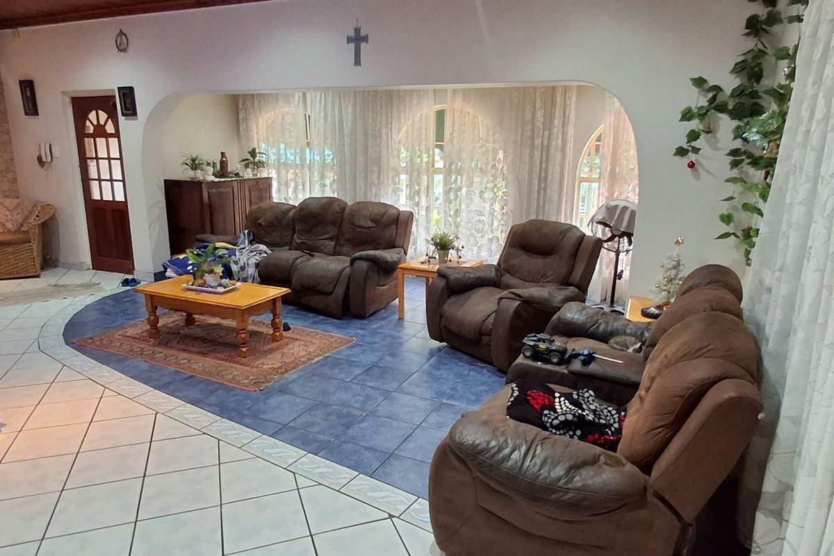 HOUSE WITH FLAT FOR SALE PRETORIA GARDENS - Photo 4