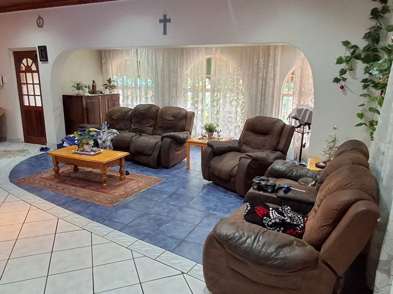 HOUSE WITH FLAT FOR SALE PRETORIA GARDENS - Photo 4