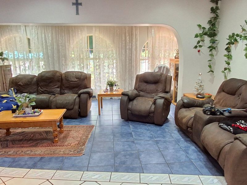 HOUSE WITH FLAT FOR SALE PRETORIA GARDENS - Photo 5