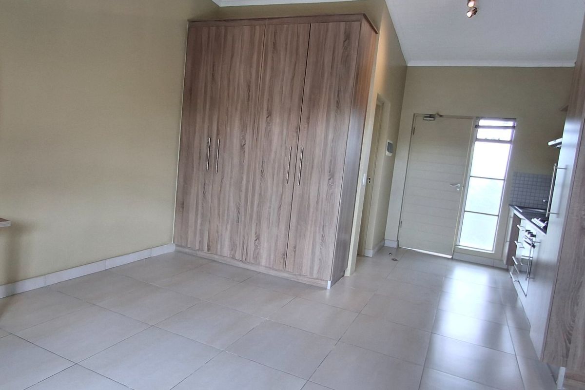 MODERN BATCHELOR IN CAMPUS ON PARK - Photo 3