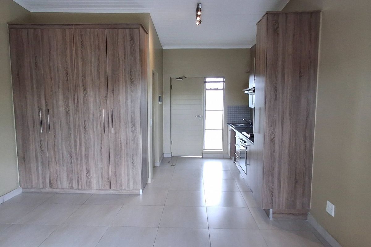 MODERN BATCHELOR IN CAMPUS ON PARK - Photo 2