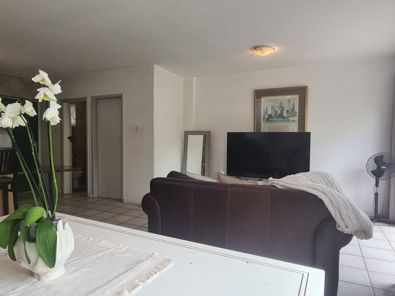 Spacious Multi-Level 1 Bedroom Apartment for sale in Morningside, Sandton - Photo 9