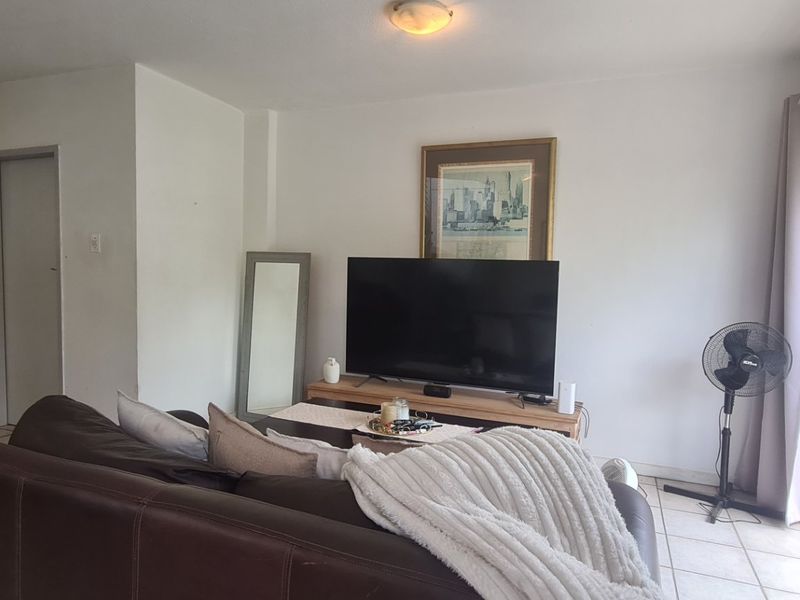 Spacious Multi-Level 1 Bedroom Apartment for sale in Morningside, Sandton - Photo 10