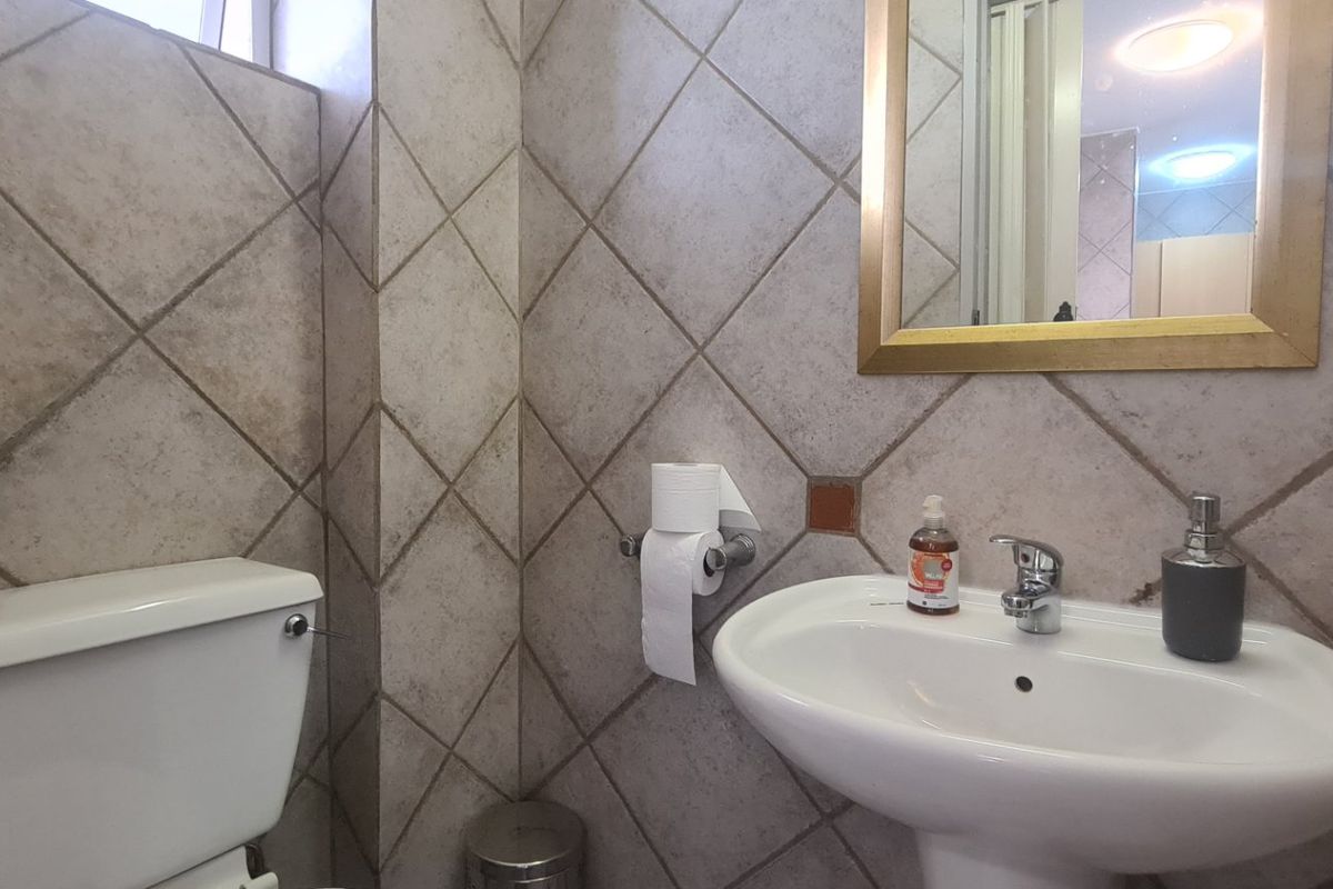 Spacious Multi-Level 1 Bedroom Apartment for sale in Morningside, Sandton - Photo 5