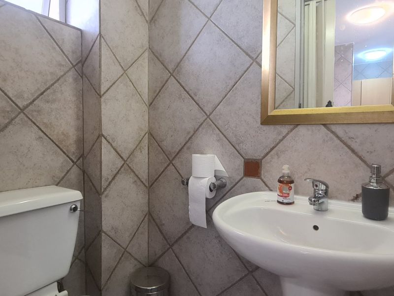 Spacious Multi-Level 1 Bedroom Apartment for sale in Morningside, Sandton - Photo 6