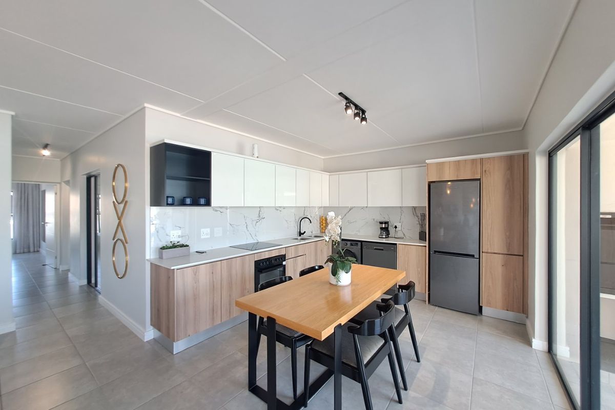 Lagoon Facing Spacious 3 Bedroom to rent in Munyaka, Waterfall City - Photo 3