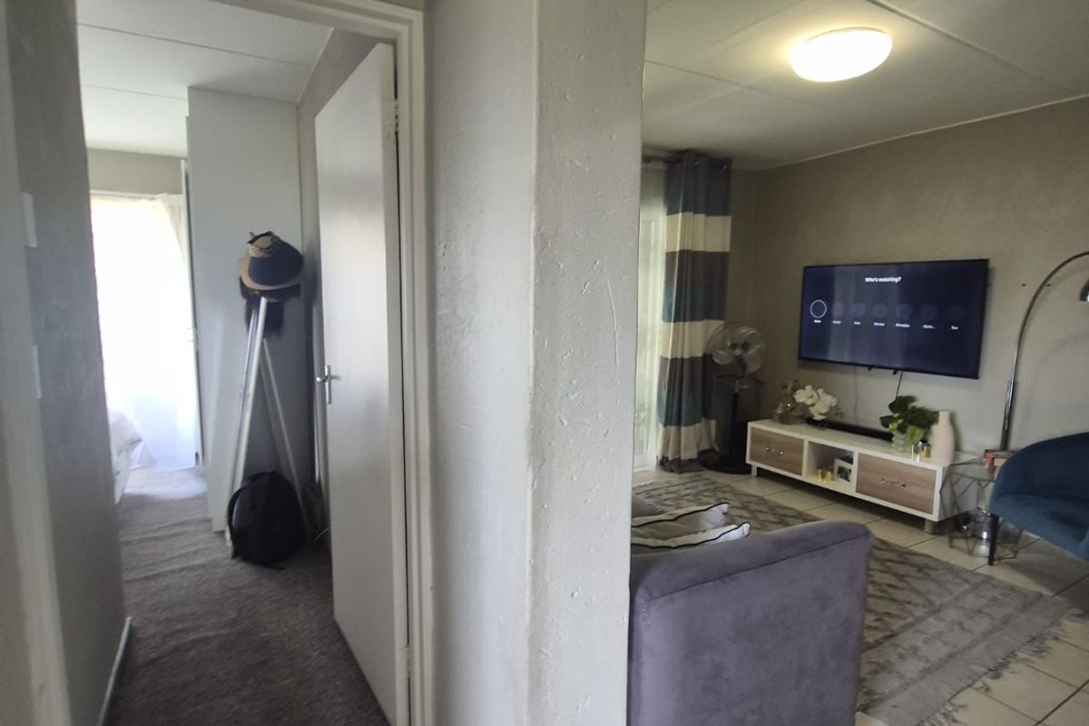 2 BEDROOM 2 BATHROOM GROUND FLOOR APARTMENT IN WILGEHEUWEL - Photo 5