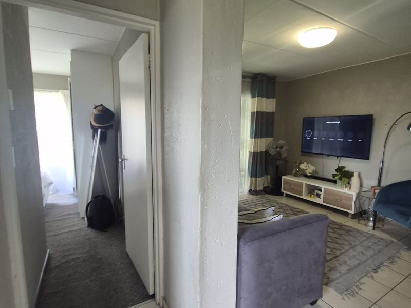 2 BEDROOM 2 BATHROOM GROUND FLOOR APARTMENT IN WILGEHEUWEL - Photo 5