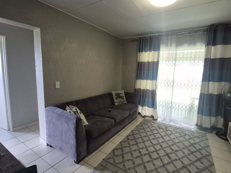 2 BEDROOM 2 BATHROOM GROUND FLOOR APARTMENT IN WILGEHEUWEL - Photo 4