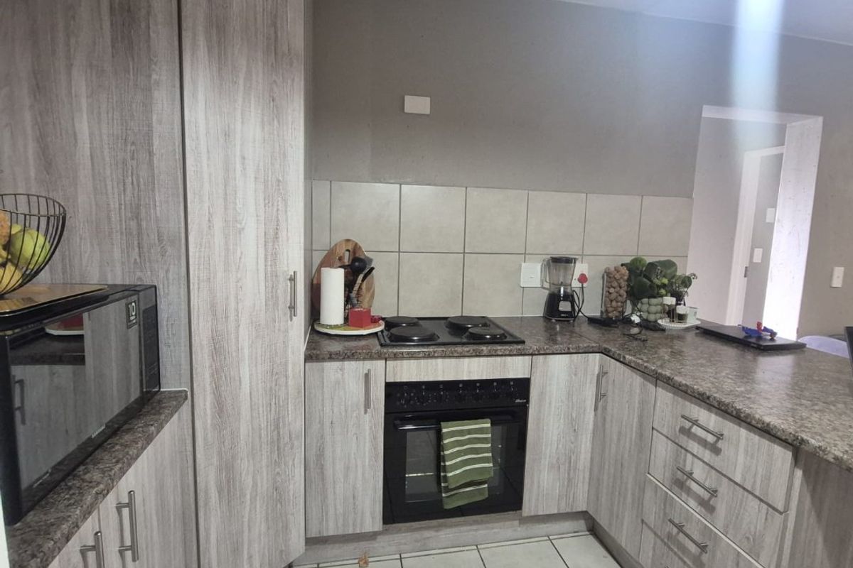2 BEDROOM 2 BATHROOM GROUND FLOOR APARTMENT IN WILGEHEUWEL - Photo 3