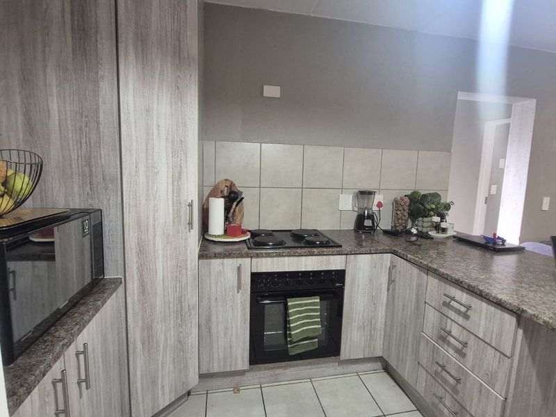 2 BEDROOM 2 BATHROOM GROUND FLOOR APARTMENT IN WILGEHEUWEL - Photo 3