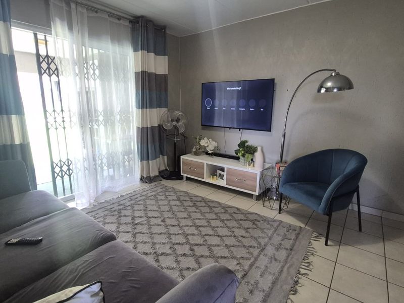2 BEDROOM 2 BATHROOM GROUND FLOOR APARTMENT IN WILGEHEUWEL - Photo 6
