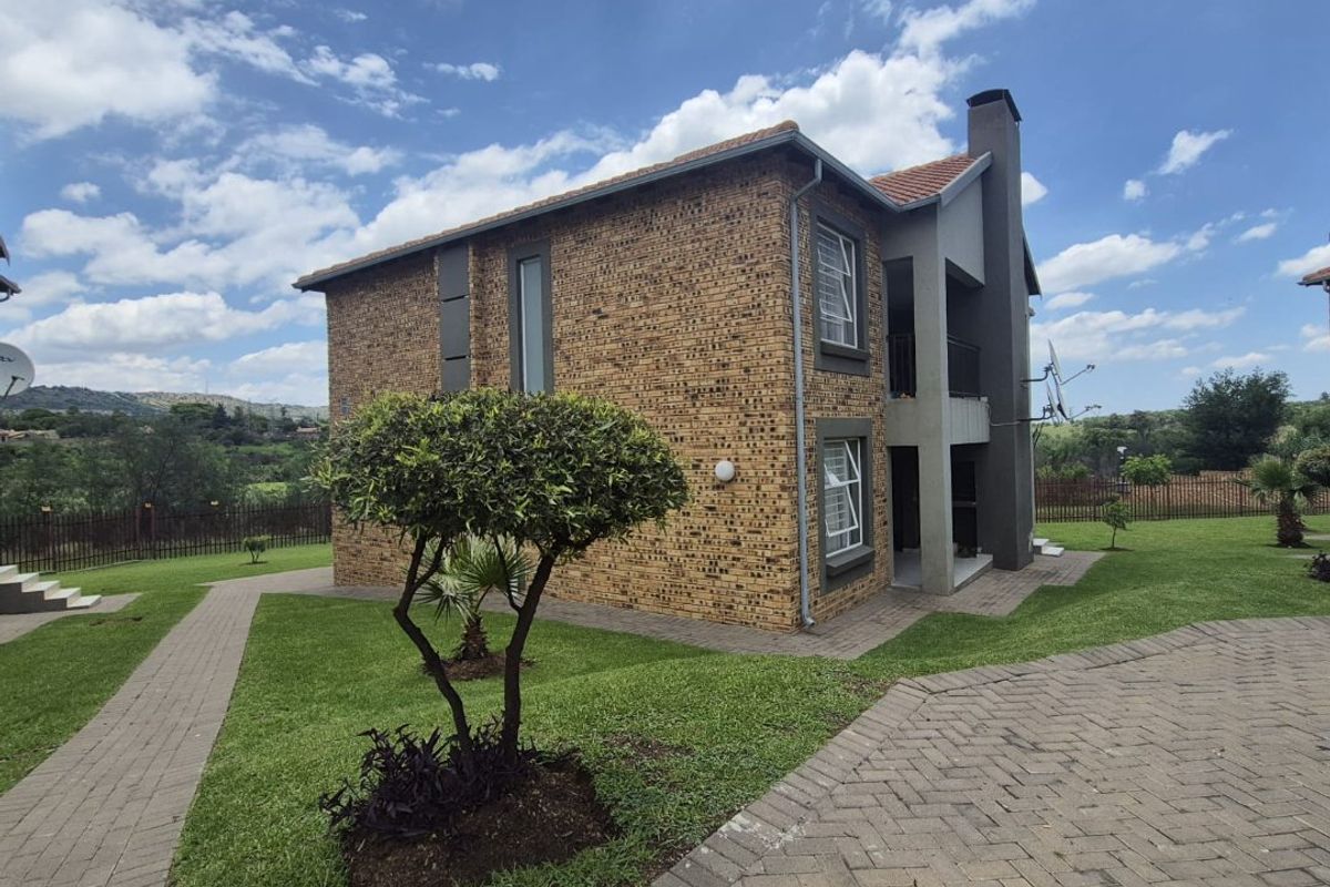 2 BEDROOM 2 BATHROOM GROUND FLOOR APARTMENT IN WILGEHEUWEL - Photo 2