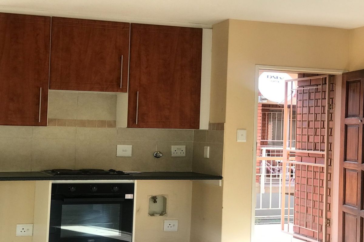 2 Bedrooms, 1 bathroom, 2 covered parking apartment for sale - Photo 5