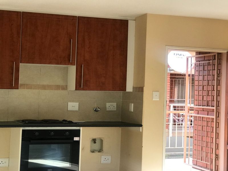 2 Bedrooms, 1 bathroom, 2 covered parking apartment for sale - Photo 5