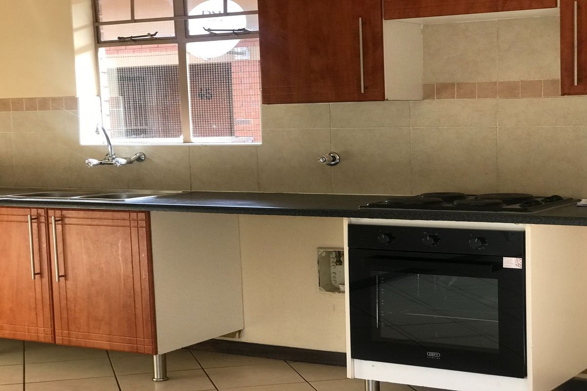 2 Bedrooms, 1 bathroom, 2 covered parking apartment for sale - Photo 3