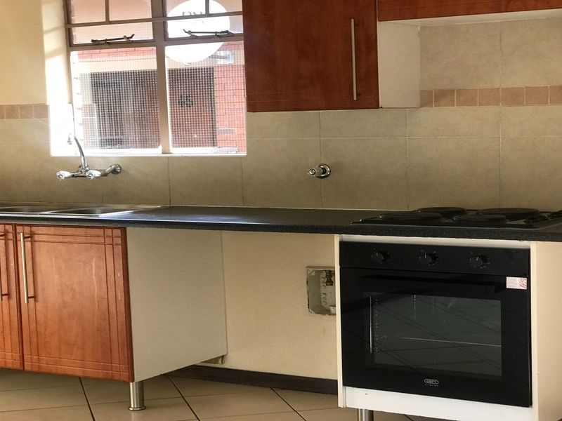 2 Bedrooms, 1 bathroom, 2 covered parking apartment for sale - Photo 3