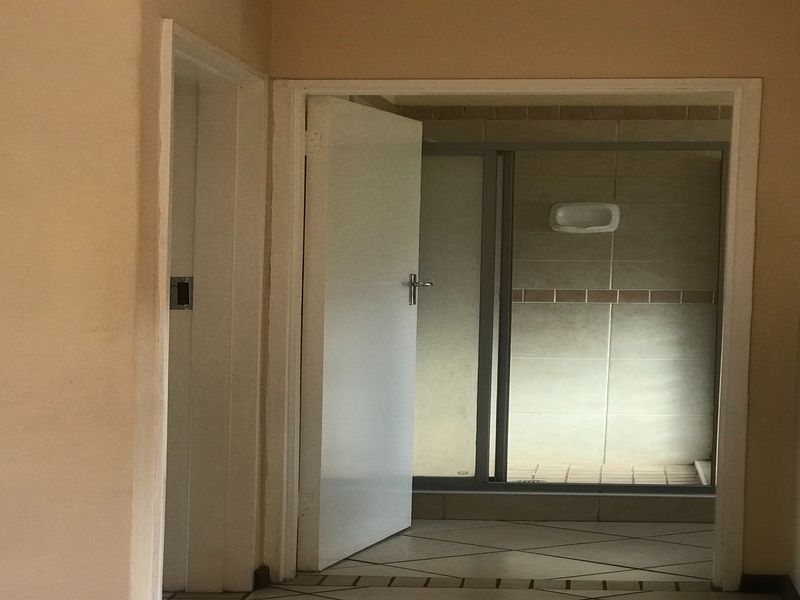 2 Bedrooms, 1 bathroom, 2 covered parking apartment for sale - Photo 8